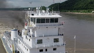 BIG Towboat MV VIKING QUEEN Pushing 42 Barges Northbound Mississippi River [upl. by Hnoj740]